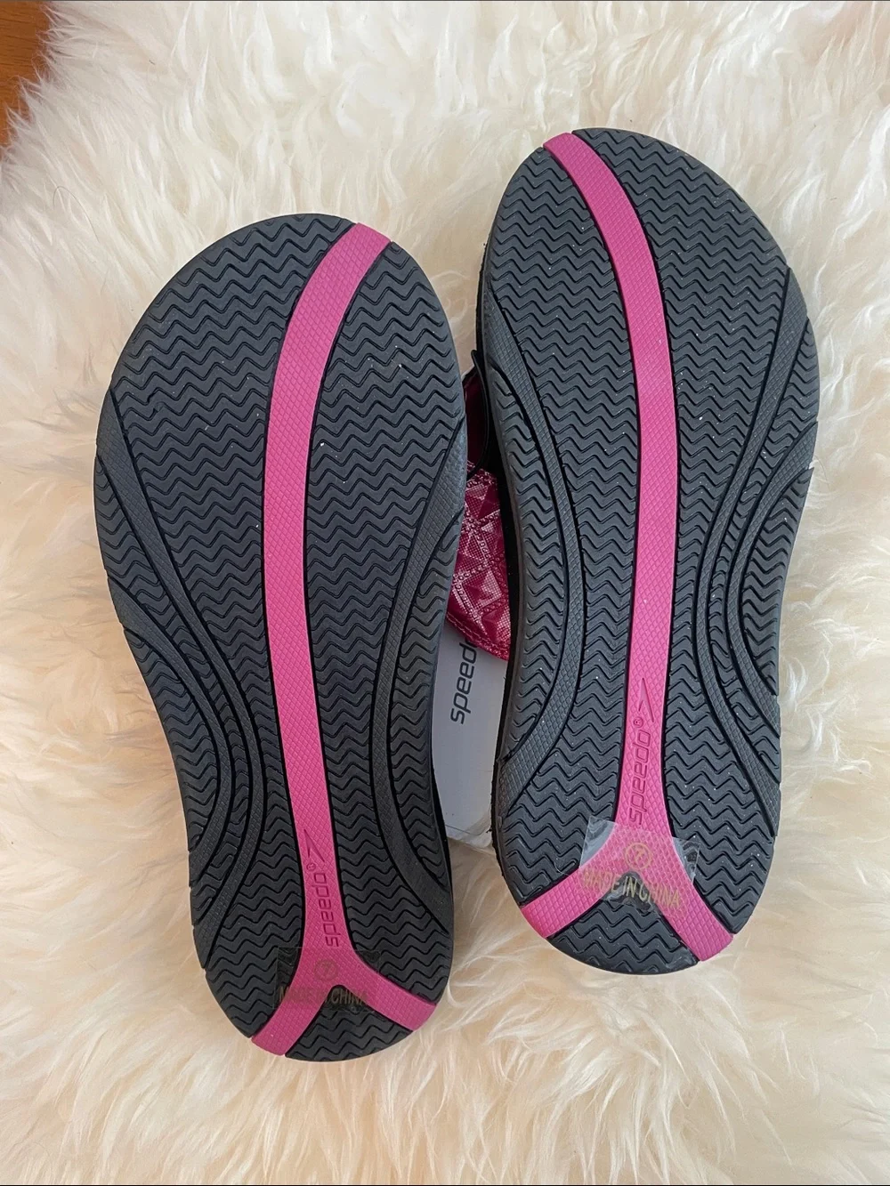 NWT Speedo Women's Quilted Fuchsia Thong Sandals Size 7